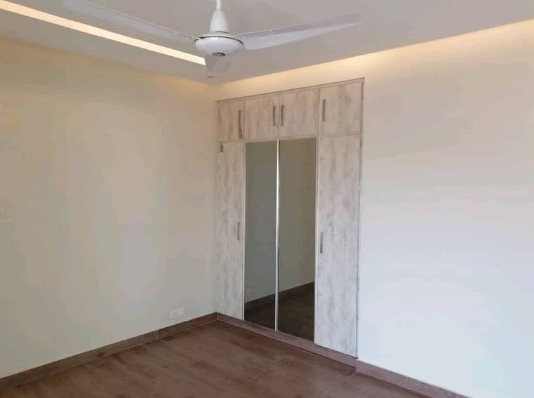 Unoccupied Flat Of 10 Marla Is Available For Rent In Askari 0