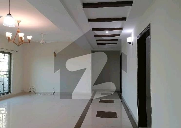 Prime Location Askari 11 - Sector B Apartments Flat Sized 10 Marla For Sale 2