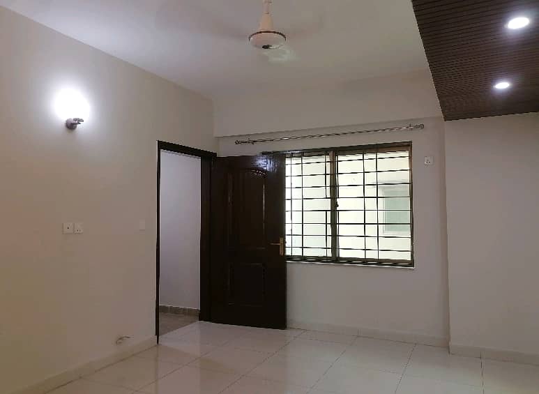 Flat In Askari 11 - Sector B Apartments Sized 10 Marla Is Available 1