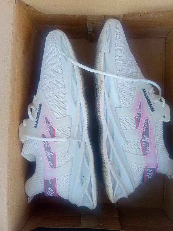 sketchers shoes used but like new. . 1