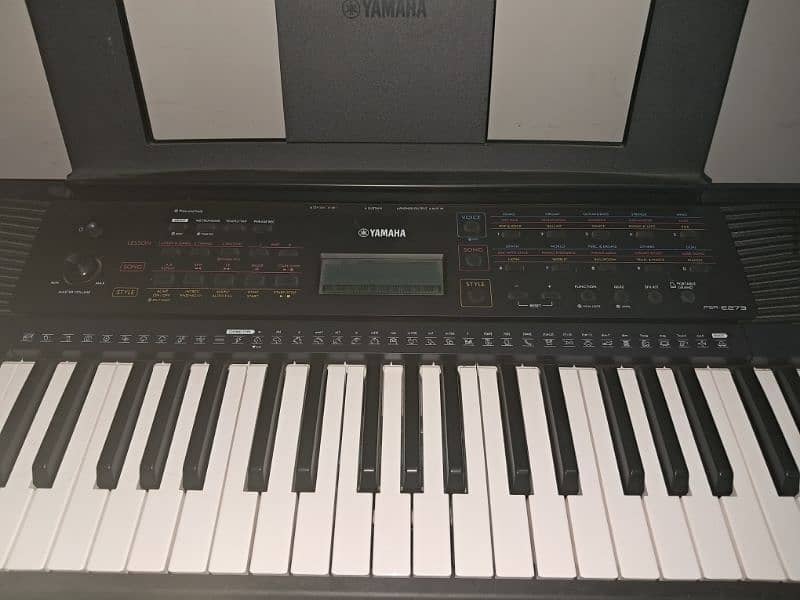 YAMAMHA PIANO KEYBOARD PSR E273 beginner level. 1