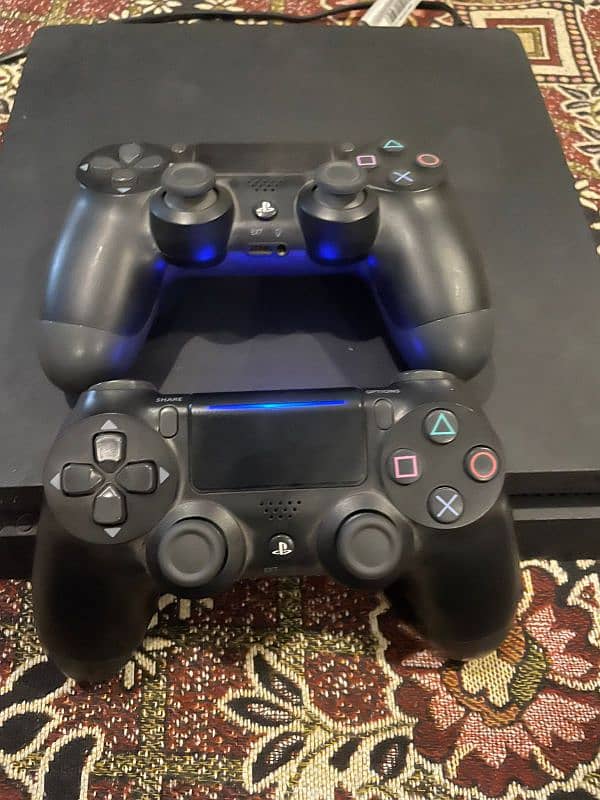 PS4 Slim + 2 Controller + one game 0