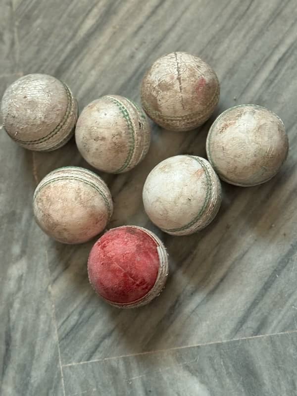 7 used cricket balls 0