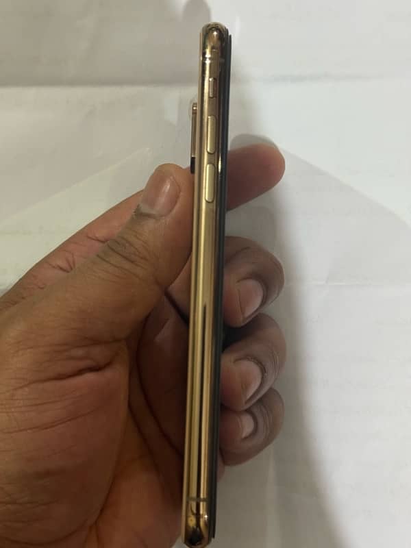 I am sale iPhone XS 64GB Gold color 9.5/10 condition single sim pta 3