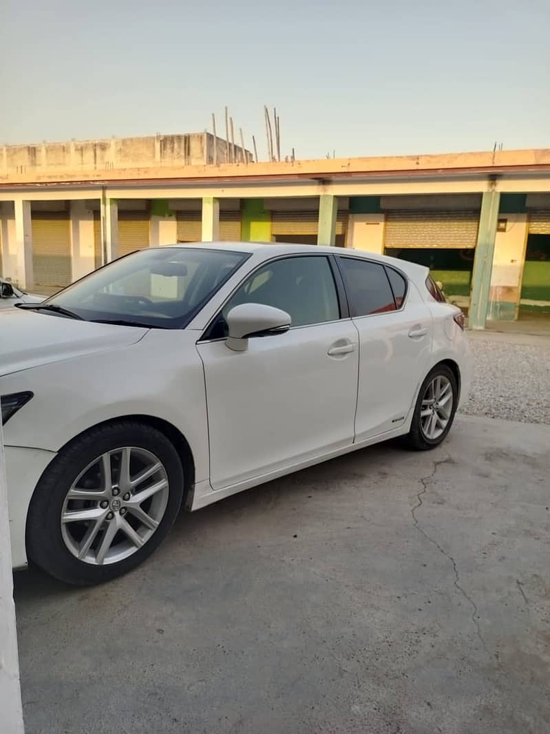 Lexus CT200h 2014 1