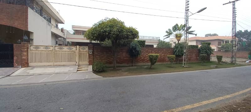 DHA Lahore 2 Kanal Owner Build Design House With 100% Original Picture Available For Sale 4