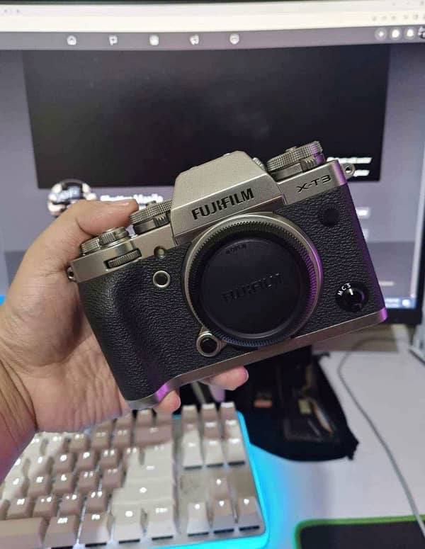 FUJIFILM XT3 BODY WITH BOX ACCESORIES 5