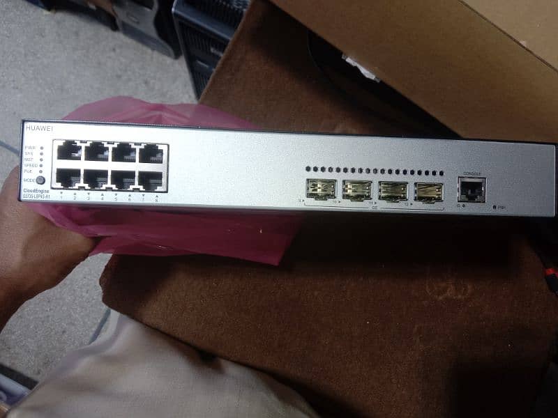 Huawei 12 Port PoE + Switch Huawei S5700 series S5735-L8P4S-A1- 2