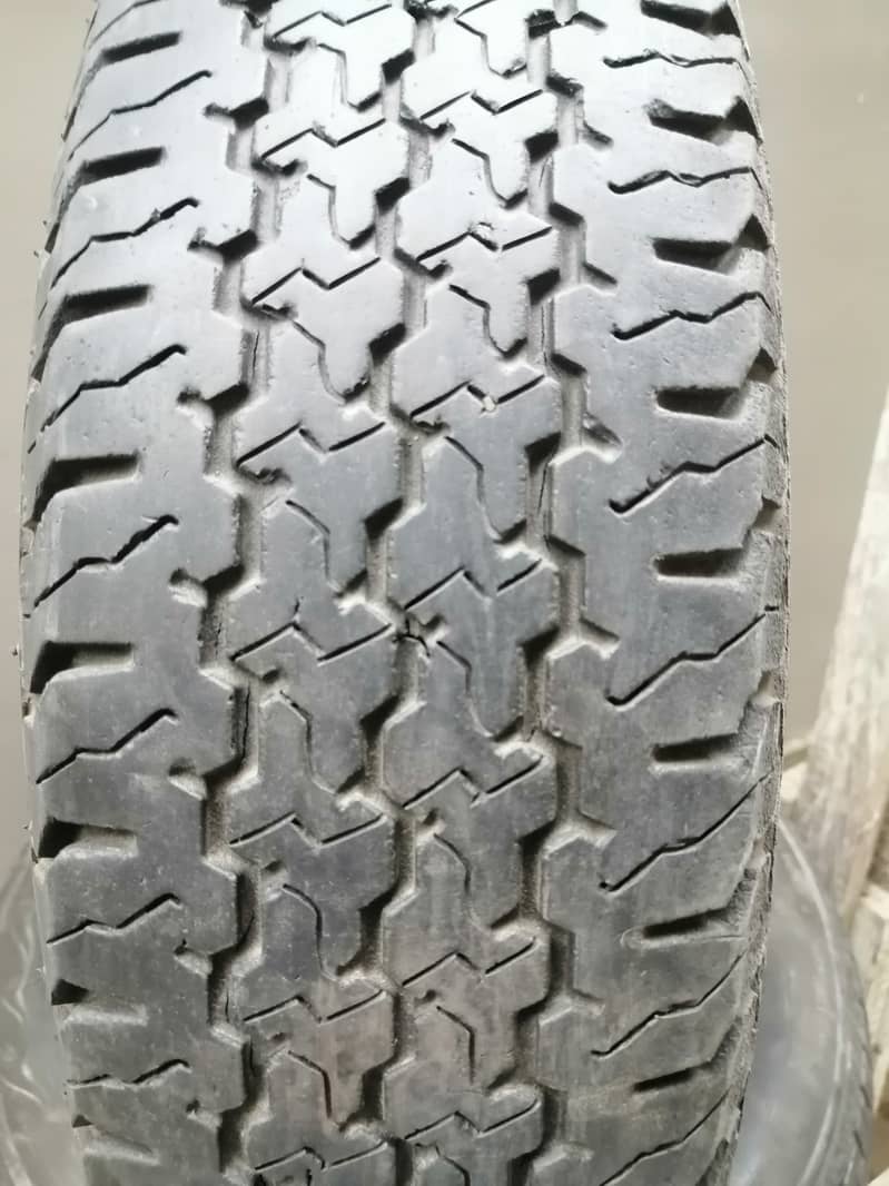 12 aur 13 Number kay tubeless tyres for sale. 2