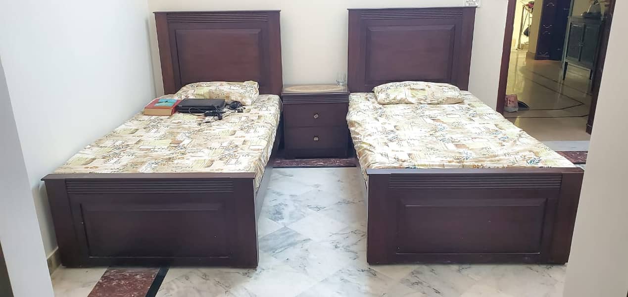 2 single beds with one side table 0