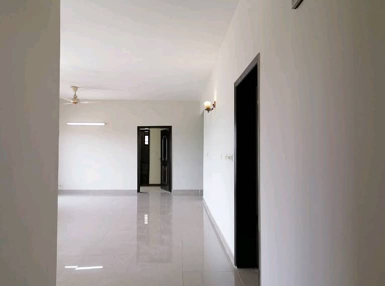 Flat Of 10 Marla For sale In Askari 11 - Sector B Apartments 0