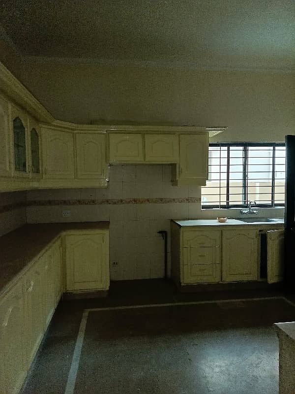 1 kanal house available for RENT 10