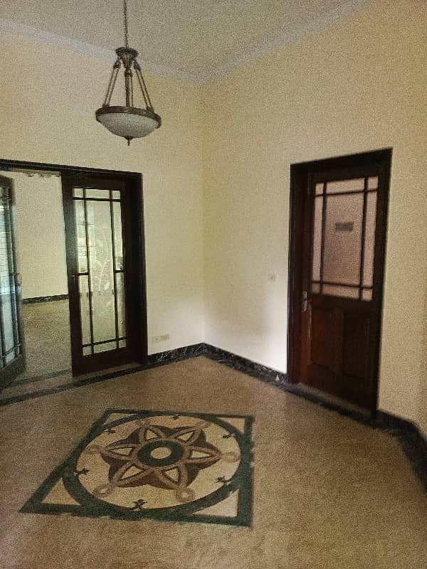 1 kanal house available for RENT 16