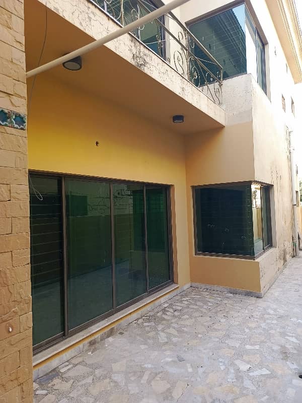 1 kanal house available for RENT 32