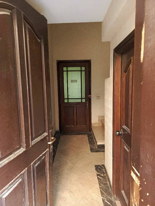 1 kanal house available for RENT 33