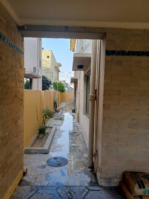 1 kanal house available for RENT 35