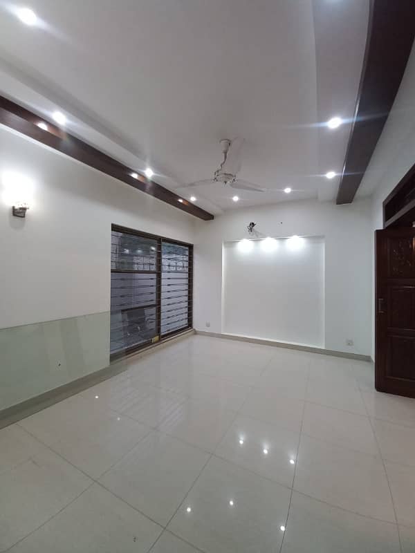 1 Kanal House For SALE 35