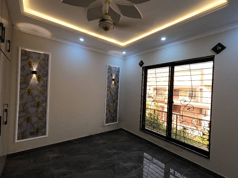 Book A Prime Location House Of 10 Marla In Central Park - Block F Lahore 18