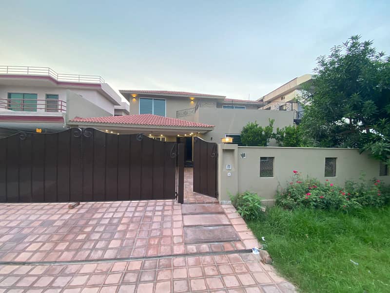 Cantt Properties Offer 1 Kanal House Availabel For Rent In DHA Phase 4 0