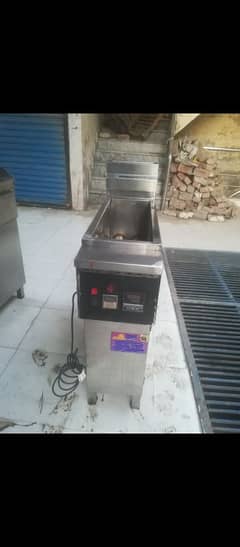 12 Liter Fryer with 1 zinger and 1 fries jali free