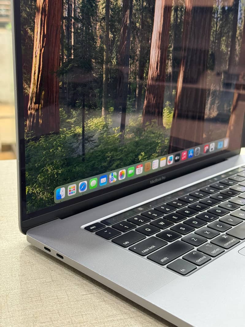 MacBook Pro  / 16-inch 2019 / 16 GB RAM  1TB SSD / Intel Core i9 1