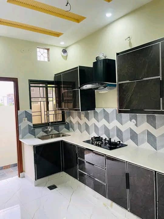 BEAUTIFUL UPPER PORTION FOR RENT AVAILABLE WITH GAS SEPARATE INTERENC 6