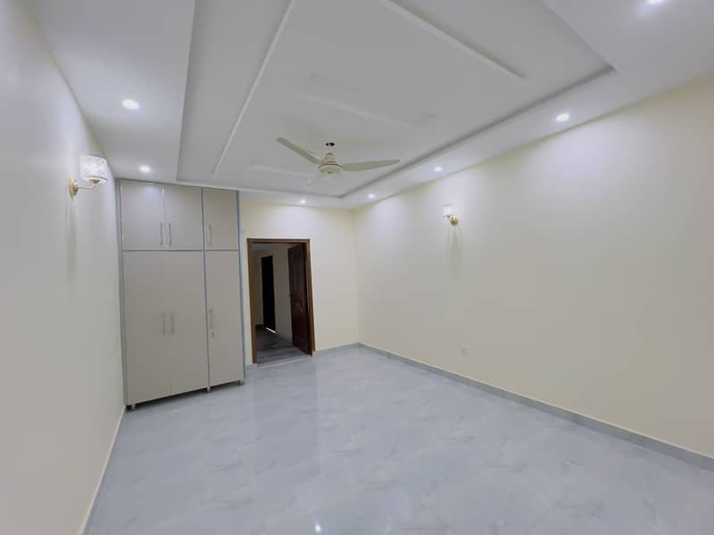 Prime 5 Marla Family Home in Johar Town - Close to All Amenities Emporium Mall 14