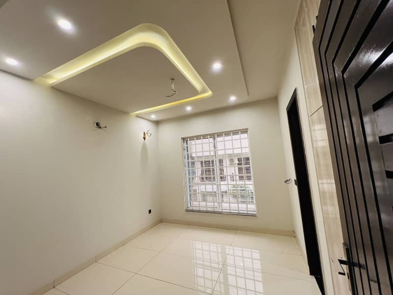 Prime 5 Marla Family Home in Johar Town - Close to All Amenities 1