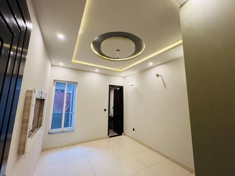 Prime 5 Marla Family Home in Johar Town - Close to All Amenities 3