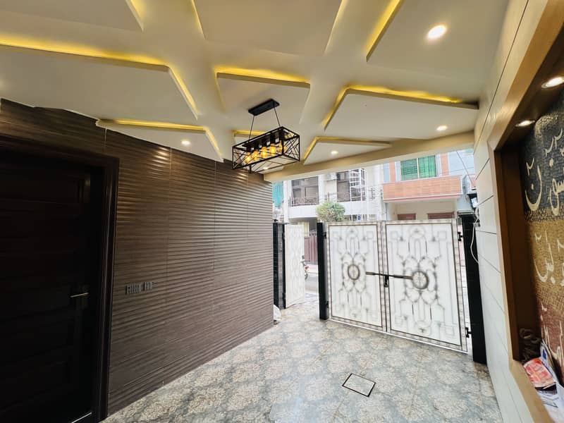 High-End 5 Marla House for Sale Near Emporium Mall & Expo Centre 22