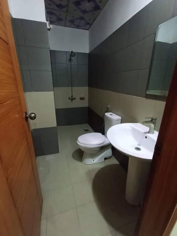 600 sqft beautiful flat for sale in johar town 4