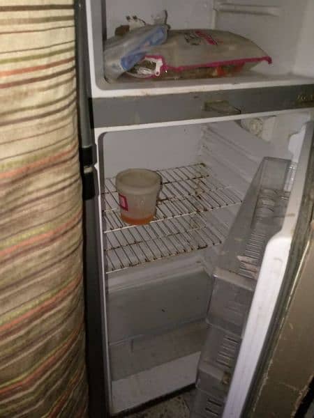 Haier fridge good condition use mein hy shiffting ki waja se off hy 2