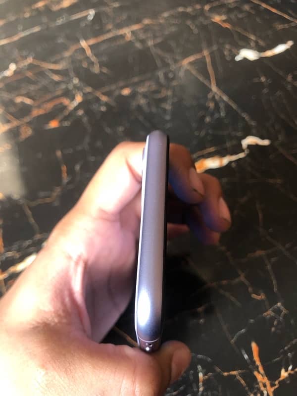 iPhone 11 all ok Jv 64gb major scratches on side of screen 7