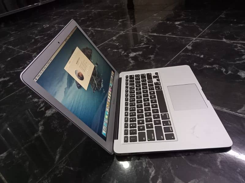 MacBook Air 2017- 13 Inch Core i5 8/128 2