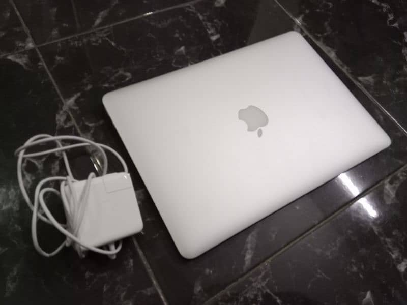 MacBook Air 2017- 13 Inch Core i5 8/128 4