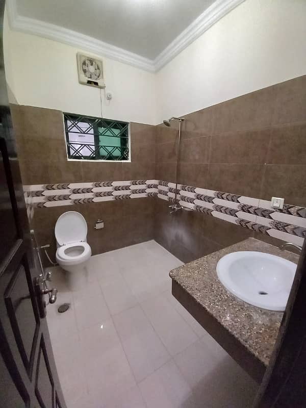 1 Kanal Upper Portion Available For Rent In E/11 11