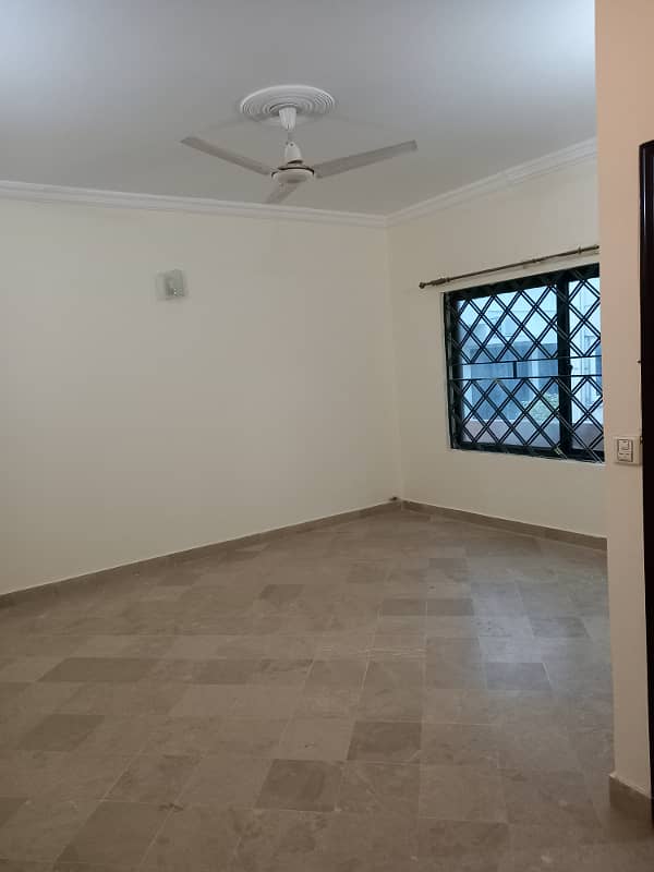 1 Kanal Upper Portion Available For Rent In E/11 0