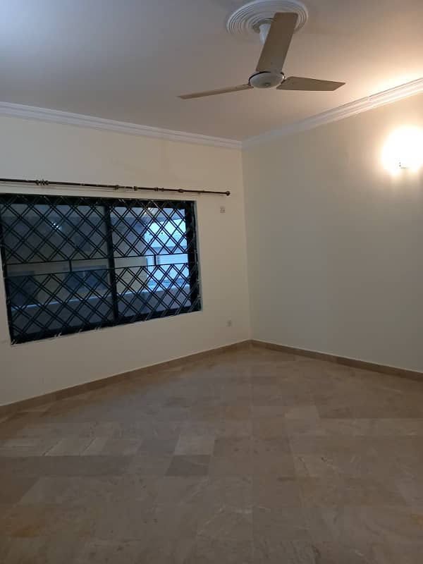 1 Kanal Upper Portion Available For Rent In E/11 12