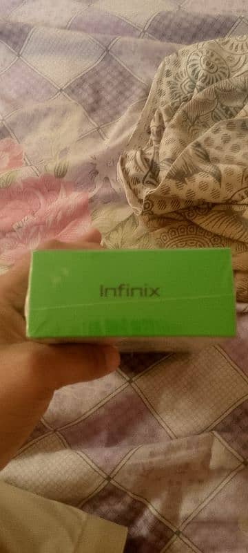 Infinix smart 8   4/64 box pack 2