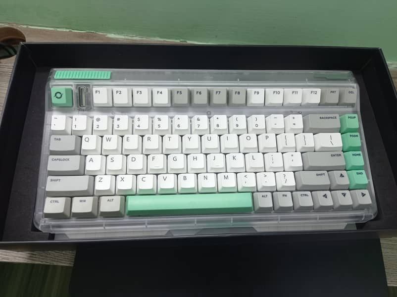 IQUNIX OG80 Wormhole Wireless Mechanical Keyboard 3