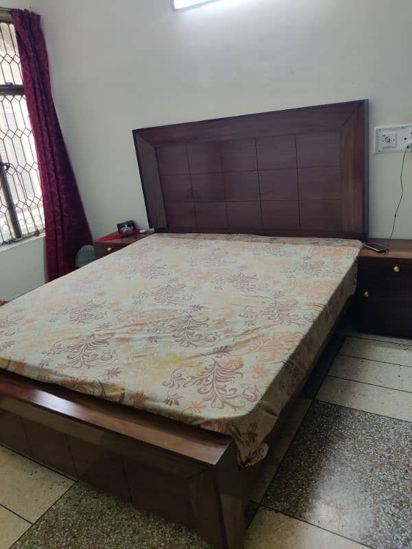 KING SIZE WOODEN BED. (5.5 ft Back) 0