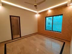 10 Marla Beautiful House 4 Beds In Shaheen Block Urgent Sale