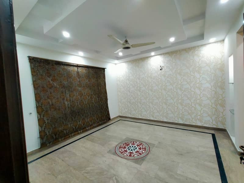 10 Marla Beautiful House 4 Beds In Shaheen Block Urgent Sale 9