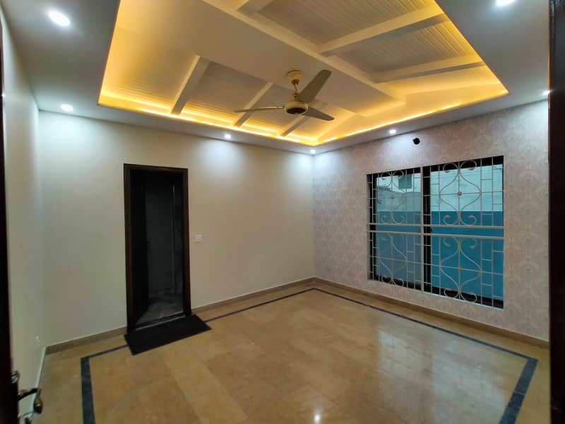 10 Marla Beautiful House 4 Beds In Shaheen Block Urgent Sale 10