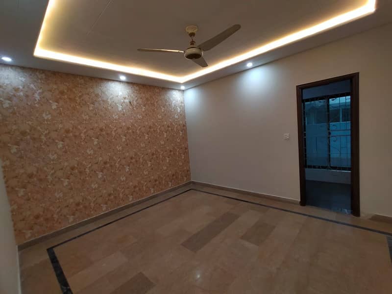 10 Marla Beautiful House 4 Beds In Shaheen Block Urgent Sale 11