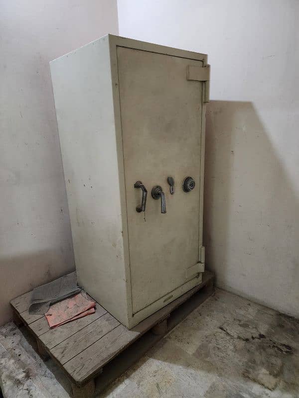 steel safe 0