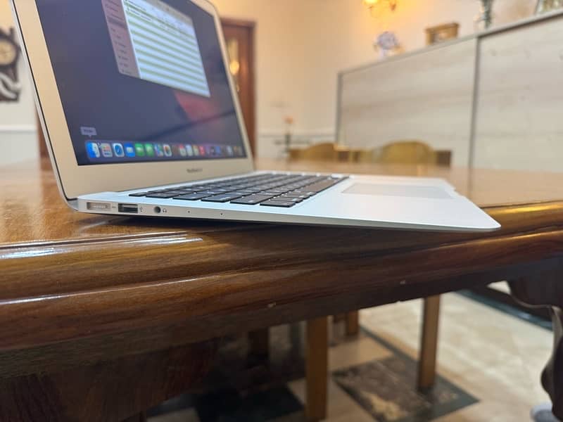 MacBook Air 2017 in 10/10 Condition. 5