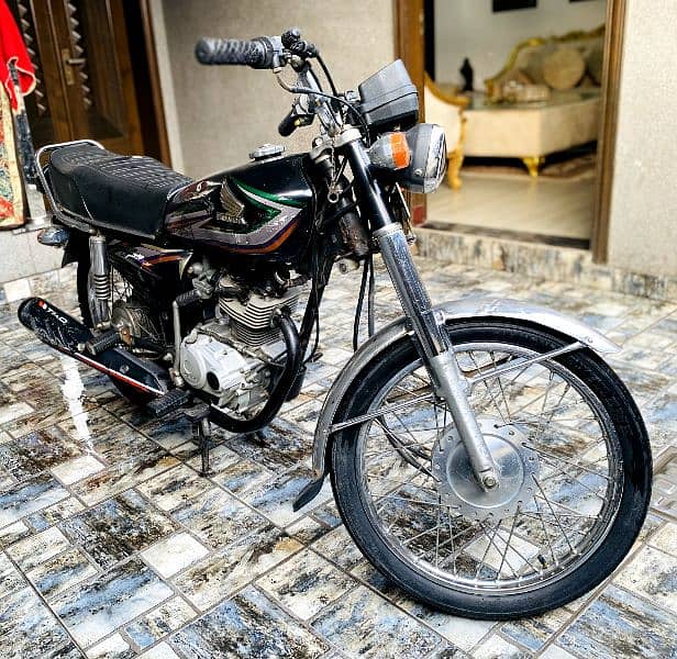 Honda 125 Golden Number 5555 2