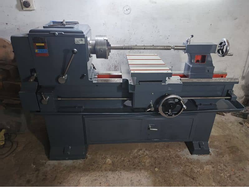 6 feet lathe machine (Working for boring) 0