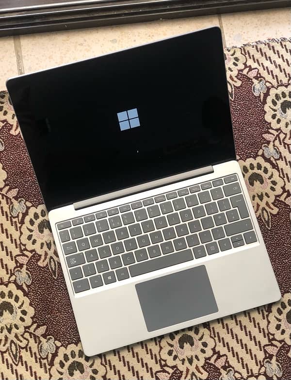 Microsoft Surface laptop Go 2 i5 10th Generation 8